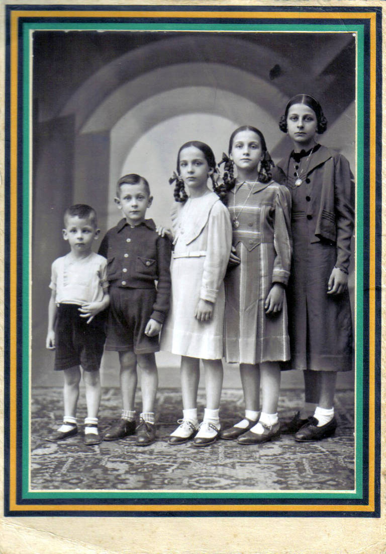 l'àvia és la més gran, Maria de las Mercedes és la noia del mig, i la tia Lola la del centre de la foto